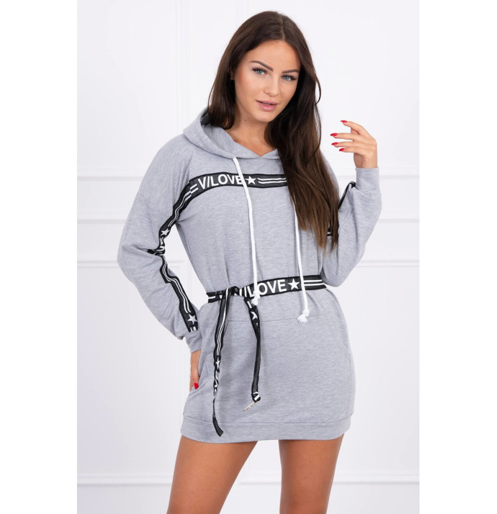 Az MI0140 övvel díszített ruha szürke