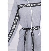 Az MI0140 övvel díszített ruha szürke