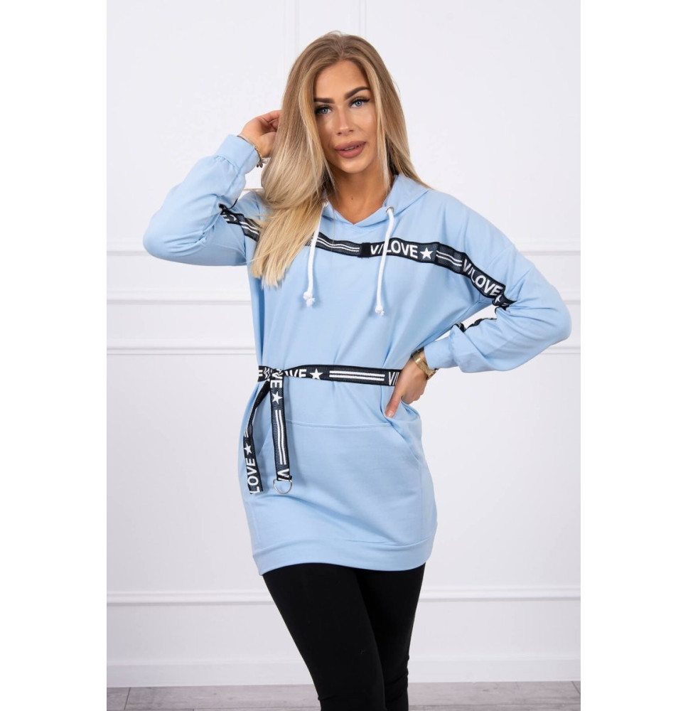 Az MI0140 övvel díszített ruha kék