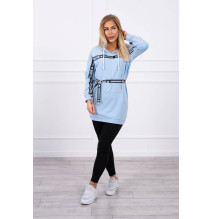 Az MI0140 övvel díszített ruha kék