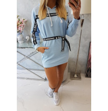 Az MI0140 övvel díszített ruha kék