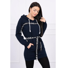 Az MI0140 övvel díszített ruha sötétkék