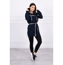 Az MI0140 övvel díszített ruha sötétkék