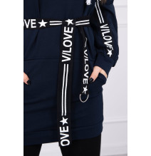 Az MI0140 övvel díszített ruha sötétkék