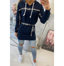 Az MI0140 övvel díszített ruha sötétkék