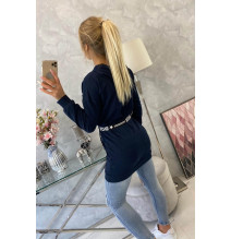 Az MI0140 övvel díszített ruha sötétkék