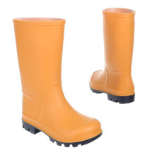 Lány narancssárga gumicsizma
