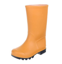 Lány narancssárga gumicsizma