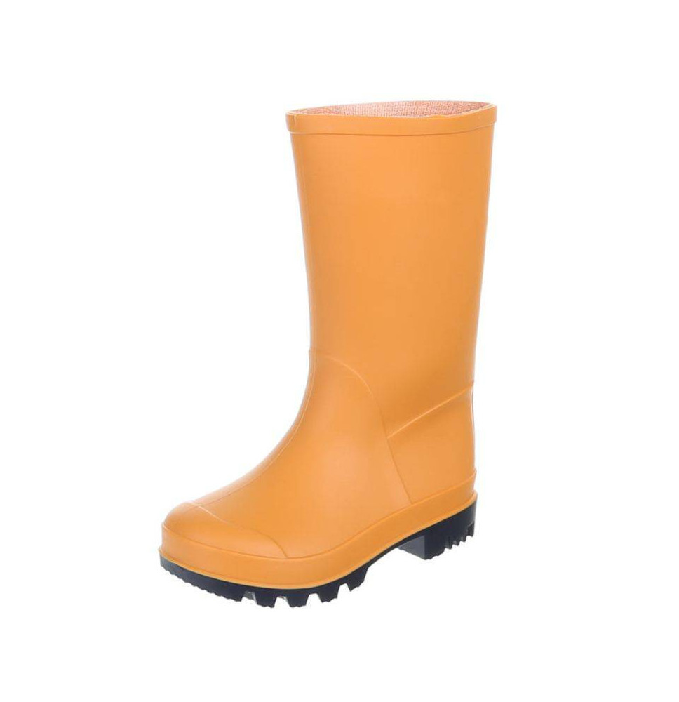 Lány narancssárga gumicsizma