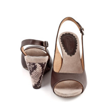 Női szandál a 894 ölén barna Freemood